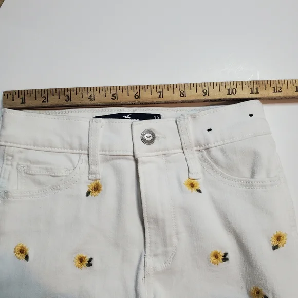 Hollister girls white shorts 23" waist Flower embroidery with tan t-shirt. - Picture 6 of 11
